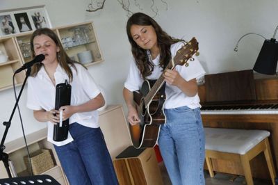 »Alle sømænd er glade for piger«, spiller og synger Emilie Kristensen (t.v.) og Sarah Kristensen her. Den udødelige klassiker fremført af Otto Brandenburg bliver spillet med guitar, melodica og rasleæg. Foto: Henrik Ole Jensen