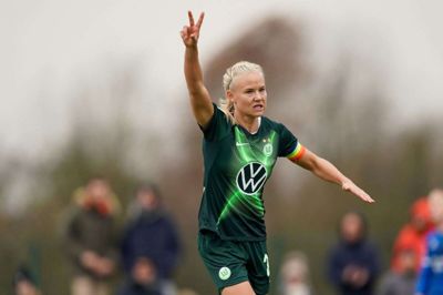 Pernille Harder jubler over en af sine mange scoringer for VfL Wolsfburg, hvor landsholdsanføreren fra Tulstrup har kontraktudløb i juni 2021. Corona-pandemien vanskeliggør et klubskifte denne sommer - eksempelvis til England. Foto: Ritzau Scanpix