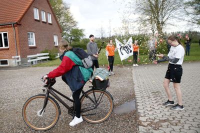 Efterskolens ansatte fyrede guldglimmerkanoner af, da eleverne nåede rem til mål.
Foto: Flemming Hansen