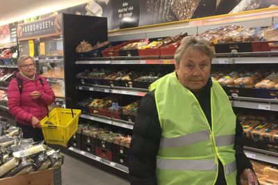 Martha Kristensen (t.). og Karen Thomsen gør klar til indkøb. Foto: Ole Skydt