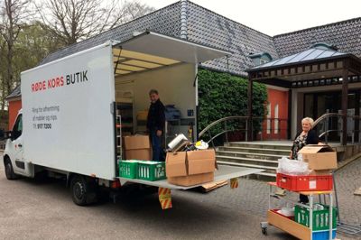 Kresten Sneftrup og Mette Berggreen, der begge er frivillige i Røde Kors-butikken på Absalonsvej i Herning, fik lastbilen fyldt op med både møbler, køkkensager og porcelæn. Foto: Privatfoto