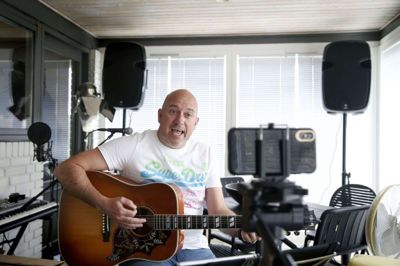 Claus Lindeberg er blandt andet kendt fra duoen Morten og Claus, og det er også ham, der er tekstforfatter på støttesangen »Alt bli’r godt igen«. Foto: Flemming Hansen
