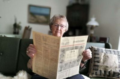 Aase Bøgsted har sammen med sin datter, Ella Bøgsted, bevaret en række dokumenter fra besættelsen, og de er fundet frem i anledning af 75-året for befrielsen. Her studerer hun et eksemplar af den illegale avis »Daggry.« Foto: Kurt H. Jørgensen