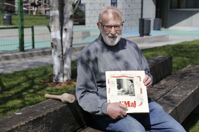 Preben Eriksen har en 78’er LP med befrielses-budskabet på - læst op af den originale oplæser Johs. G. Sørensen, naturligvis. 78’ere kaldes 78’ere, fordi de afspilles med 78 omdrejninger i minuttet. Foto: Henrik Ole Jensen