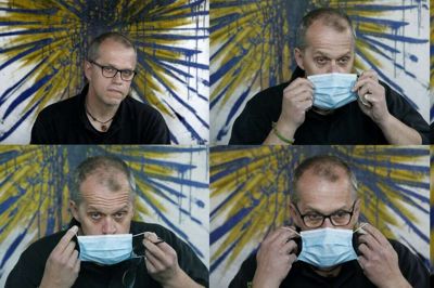 Martin Abildgaard Frøik Ulsøe deltager i et forsøg med mundbind. Så hver gang han skal være i nærheden af andre end sin datter, er det på med masken. Både på jobbet og privat. Foto: Henrik Ole Jensen