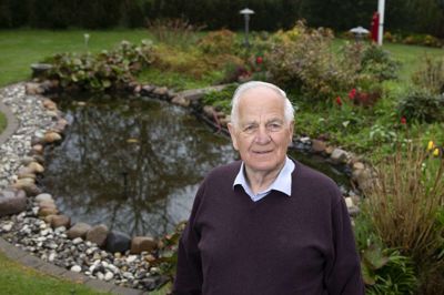 Haven ved huset på Møllegården holder Christian Rahbek selv. Det er en smal sag for en tidligere landmand som ham, mener han selv. Eneste hjælp er robotplæneklipperen, der tøffer rundt. Foto: Tom Laursen