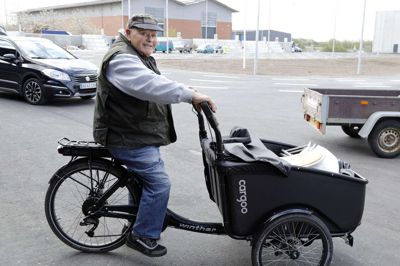 Verner Kristensen fra Herning fik inddraget sit kørekort på grund af alder. Nu har den 82-årige mand skiftet bilen ud med en eldrevet ladcykel. Foto: Henrik Ole Jensen