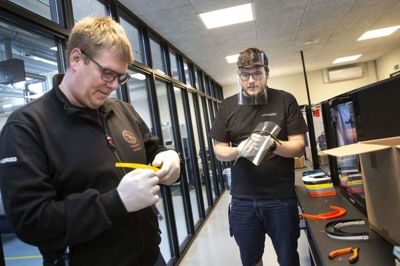 De to undervisere Kasper Moesgaard (t.v.) og Nick Hauge satte 3D-printerne på ekstraarbejde under corona-krisen. Foto: Tom Laursen