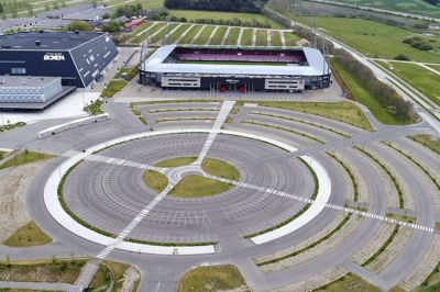En storskærm på 50 kvadratmeter bliver stillet op foran hovedindgangen på MCH Arena. Der bliver desuden en storskærm i hver side på 18 kvadratmeter stykket, så de bilister, der har parkeret med siden til hovedindgangen også kan se uden at få hold i nakken. På den anden side af stadion bliver der én storskærm på 50 kvadratmeter og en storskærm på 18 kvadratmeter. Foto: Tom Laursen