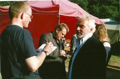 Johannes Larsen i samtale med Jørgen Olsen, mens Noller ses i baggrunden. Foto: Niels Nielsen