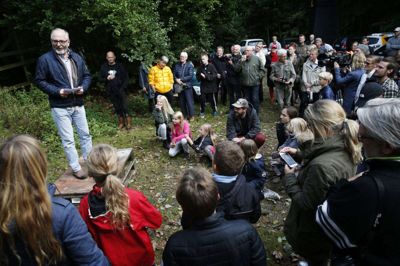 Folk strømmer til Skovsnogen, og i fremtiden får de bedre muligheder for at parkere bilerne. Foto: Flemming Hansen