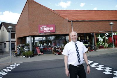 Dagli’ Brugsen i Sdr. Felding har fremgang under corona-krisen. Brugsuddeler Mads Ramskov er glad for, at folk bakker op om den lokale butik. - Vi ser nye kunder, der bor i byen og området, men arbejder i Herning, Skjern og andre steder, som måske tidligere har handlet på vej hjem fra arbejde. De har fået øjnene op for værdien af en lokal dagligvarebutik, siger han. foto: Flemming Hansen