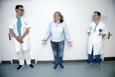 Sophie Heiberg har selv oplevet sundhedsvæsnet indefra, da hun fik fjernet en hjernesvulst. Nu har hun iværksat indsamlingen »Herning rykker sammen« for at skaffe penge til lokal forskning i covid-19. Lægerne Lars Kristensen (t.v.) og Søren Sperling Haugen har et projekt klar, men mangler finansieringen. Foto: Henrik Ole Jensen