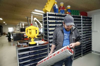 - Her har vi til opgave at lave en ny kopi af en gammel togvogn fra Legolands miniland. Der følger ingen samlevejledning med, så vi skal bruge vores ekspertise til at genskabe den, siger Caspar Bennedsen. Foto: Flemming Hansen