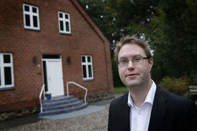 Bjarke Nørholm Pihl flytter med familien fra præstegården i Skarrild i slutningen af juni. Sognepræsten er også uddannet cand.mag. i matematik og filosofi og skal fremover ikke arbejde som præst, men som underviser i matematik. foto: Flemming Hansen