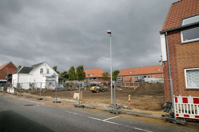 De tre ejendomme på Bethaniagade 12, 14 og 16 er de seneste uger blevet revet ned, så der snart kan opføres et nyt lejlighedsbyggeri i fem etager. Den hvide villa på hjørnet vil på et tidspunkt også blive væltet til fordel for et særskilt byggeprojekt. Foto: Flemming Hansen