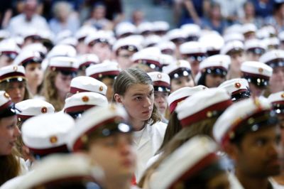 Årets studenter på Herning Gymnasium kommer ikke til at sidde tilnærmelsesvis så tæt som deres forgængere ved årets dimissionsfest ifølge den plan for fejring, skolen netop har sendt ud til eleverne i 3.g. Foto; Flemming Hansen
