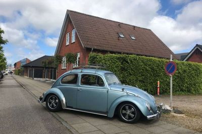 Med alle de gaver, han skal nå at dele ud, er det vist ingen hemmelighed, at julemanden er hurtig. Han var da også forduftet, da Folkebladets udsendte nåede frem. Tilbage stod til gengæld den fine Volkswagen Bobbel fra 1958. Og den er da også et foto værd. Foto: Martin Hove Thomsen