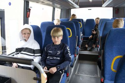 Regler for kørsel med skloebusser er blevet ændret. Det betyder, at Herning Kommune ikke vil lade deres skolebusser til Kibæk Skole krydse kommunegrænsen og hente elever i Troldhede, der går på Kibæk Skole. Billedet er fra skolebussen, der kører til Vildbjerg Skole. Foto: Tom Laursen