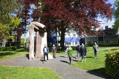 Flere af de erhvervsdrivende i den vestlige del af gågaden er uforstående over for, at Herning Kommune vil placere et opholdssted for udsatte i Kirsebærhaven ved Fredensgade tæt på gågaden. Det gælder blandt andre Anders Uhrskov, Uhrskov Vinhandel, Jan Tinggaard, Huset Poulsen, Kristian Uhrskov, Uhrskov Vinhandel, Shera Lin Rohde Borg-Møller, formand for Herning Cityforening, Nicolaj Lauersen, Gastro-pizza, Helle Brogaard, Byens Bandagist, og citychef Allan Kristensen. Foto: Tom Laursen