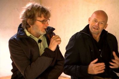 I tv-programmet hygger Søren Ryge (t.v.) sig så meget i selskab med Søren Taaning, at han finder sin pibe frem. De sidder inde i kunstværket Produzione, en fabriksinstallation skabt af kunstner John Kørner. Værket er også et shelter. Foto: Privatfoto
