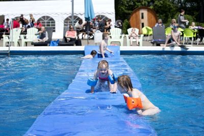 Ilskov Friluftsbad har trukket proppen op for denne sæson. Det vil være for dyrt og sæsonen for kort til at åbne badet, når friluftsbadet først kan åbne til august. Friluftsbadet har for at hente økonomisk støtte bedt om at folk tegner et passivt medlemsskab. Den første dag blev de første 20 solgt. foto: Tom Laursen