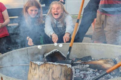 I år afholder Blå Kors otte sommerlejre for børn og unge fra familier med eksempelvis sociale udfordringer, alkohol- eller stofmisbrug i familien eller familier, som er økonomisk trængte. En af dem er på Hestlund Efterskole ved Bording, hvor 35 unge i alderen 14-20 år skal afsted og få nogle gode sommerminder i uge 29. Billedet er fra Blå Kors sommerlejr i Hillerød 2019. Foto: PR-Foto