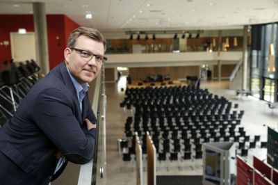 Siden 1. maj har Momme Mailund været rektor på Herning Gymnasium, der under normale omstændigheder ville myldre af liv og elever på vej ind og ud af eksamens- og undervisningsdøre på denne tid af året. Men på grund af corona-restriktioner er der usædvanlig stille og tomt, og Momme Mailund må glæde sig lidt endnu, før han kommer til at opleve lyden af samtlige godt 1000 elever og den tilhørende store medarbejdergruppe folde sig ud i undervisningen og skolens forskellige fællesskaber. Foto: Flemming Hansen