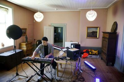 Andreas Stent Lundby - bedre kendt som Stent - sidder normalt og komponerer i sit musikstudie i København. I denne uge har han lånt herregården Herningsholm for at få ny inspiration til produktionen af romantisk techno. Foto: Flemming Hansen