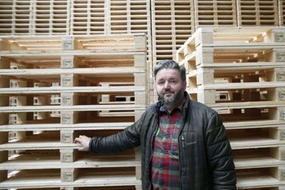 Dann Handberg Madsen har oplevet en stigende efterspørgsel på flis under energikrisen, fordi prisen på træpiller er steget. Foto: Flemming Hansen