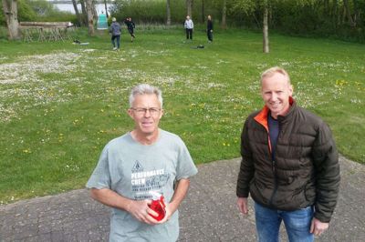 Peter Benfeldt og Niels Aastrup (t.h.) har en appel på vegne af Sunds GF. Det nytter ikke, at medlemmerne siver fra foreningen - særligt ikke i en tid, hvor indtægterne skrumper ind som følge af corona-krisen. Foto: Jesper Wind