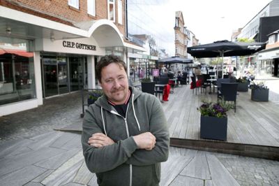 Jannick Venø Hussak købte inventar og pølsevogn ud af Gøttsches konkursbo for at få stadepladsen ved terrassen på Torvet. Han siger, at han fik lovning på pladsen, men at Herning Kommune sprang fra aftalen, da en anden slagter meldte sin ankomst. Foto: Flemming Hansen