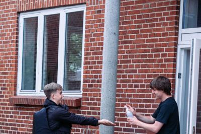 Eleverne er kommet tilbage til Hestlund Efterskole, og nu er håndsprit blevet en fast del af dagligdagen på efterskolen. Foto: Privatfoto