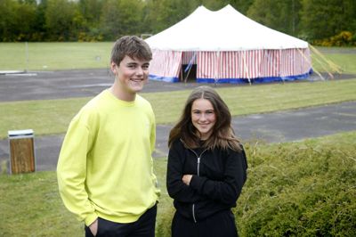 Philip Marcus Hoberg Frederiksen og Karla Meier går i 10. klasse på Midtjysk Efterskole. Her ses de foran deres nye »klasseværelse« med masser af plads. Foto: Flemming Hansen