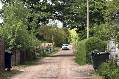Teknik- og miljøudvalget har givet beboerne på Enighedsvej i Fasterholt lov til at spærre vejen for gennemkørende motortrafik. Det skyldes, at der bliver kørt alt for stærkt på grusvejen, der fører frem til Meldgård Sø. Foto: Privatfoto