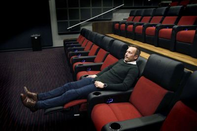 Biografchef Søren Kølsen glæder sig til at lade gæsterne hoppe om bord i de nye, lækre luksusstole fra på fredag, når Nordisk Film Biografer Herning genåbner efter corona-nedlukningen. Foto: Flemming Hansen
