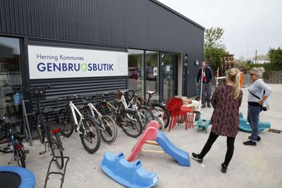 Herning Kommune åbnede i maj sin første kommunale genbrugsbutik. Fremover skal kommunen dog overlade det meste af genbrugsguldet til de frivillige foreninger, som et bredt flertal i Folketinget har givet førsteret til at sælge varer fra genbrugspladserne. Foto: Flemming Hansen