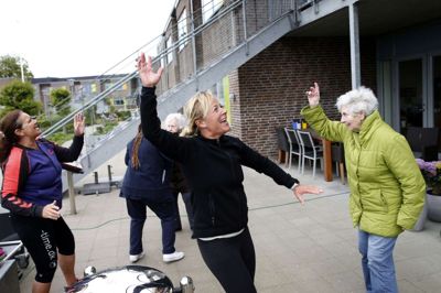 »Vil du, vil du, vil du, vil du danse med mig«, sang Bamse, og det ville de ældre på Lind Plejecenter, da Anne-Mette Rasmussen (t.v.) og Elisabeth Dalsgaard i midten var forbi med to gange tyve minutters fuld knald på danseglæden for to hold beboere. Til højre i grøn dynejakke er det Mona Irene Glasner, der havde en fest og dansede og sang med på alle sangene. Foto: Flemming Hansen