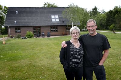 Jette Stoubæk og Torben Kristensen er rigtig glade for træhuset ved Abildå, men den mobile internetforbindelse er ikke meget værd. Nu kan de sammen med 223 andre lokale husstand se frem til meget hurtigere net. Foto: Flemming Hansen