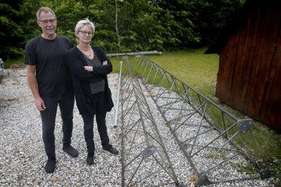 Torben Kristensen og Jette Stoubæk har købt en mast, der kan få deres mobile modtager op i 22 meters højde. Det vil koste cirka 20.000 kroner at rejse en mast. Bredbåndsløsningen kan forhåbentlig klares for 5000 kroner, men der er ingen sikkerhed for, at der kommer tilskud fra staten. Foto: Flemming Hansen
