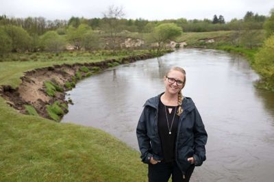 Ivonne Lindahl Pedersen er faldet pladask for naturen i Skarrild, og hun og hendes mand har købt et fritidshus tæt på Højkilde Fiskesø, hvor hun ofte går ture. foto: Tom Laursen