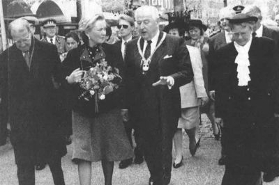 Borgmester Hilmar Sølund luftede selvfølgelig sin borgmesterkæde under gåturen gennem Herning. Her fører han selskabet an i samtale med dronning Paola, mens kong Albert og Tove Sølund lytter på. Foto: Ole Lauritsen