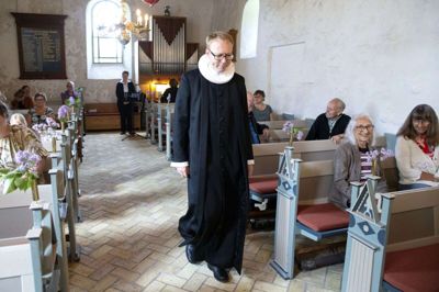 Samuel Sandegaard Høeg blev mødt af en så fyldt som muligt Arnborg Kirke ved hans sidste gudstjeneste i sognet. Han kommer tilbage i næste måned og giver syv konfirmander velsignelsen som sin sidste handling i Arnborg. foto: tom laursen