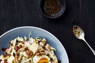 Kyllingesalat med spidskål, æbler og senneps-honningmarinade. Foto: Line Falck