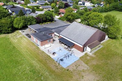 Høgild Beboerhus set fra oven. Landsbyen har med frivillig kraft renoveret legepladsen, og beboerhuset har senest fået 59.968 kroner fra Herning Kommunes landsbypulje til at installere et nyt højttaleranlæg i beboerhuset. dronefoto: Tom Laursen