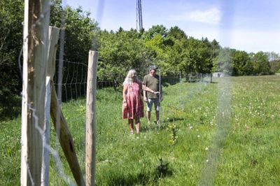 - Naturen og det gode sammenhold. Det er Lissy og Erik Toustrups vigtigste argumenter for at flytte til landsbyen Kølkær, hvor de selv har boet siden 1976. Landsbyens seneste projekt er en ny lille skov, hvor ægteparret har været med som frivillige. Den bynære skov er støttet af Herning Kommunes borgersamarbejdspulje. foto: Tom Laursen