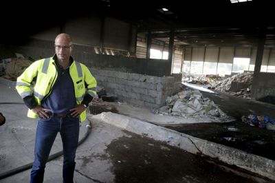 Underdirektør hos AFLD Per Nielsen i lagerhallen, hvor der få timer forinden var opstået brand i en bunke affald. Foto: Flemming Hansen