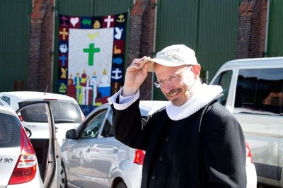 Det er efterhånden blevet en rigtig god tradition med en udendørs pinsegudstjeneste ved Remisen. Og selv i corona-tiden fandt kirkerne frem til alternative løsninger som her på billedet fra 2020, hvor Arne Holst-Larsen stod i spidsen for en drive-in-gudstjeneste ved Remisen.