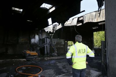 Personale fra affaldshåndteringsselskabet AFLD I/S i Fasterholt kunne onsdag morgen besigtige skaderne efter en voldsom brand i en lagerhal med brændbart affald. Foto: Flemming Hansen