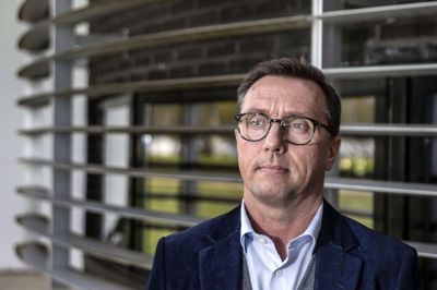Modedirektøren har haft travlt under corona-krisen. Han er stolt af det samfundssind, branchen har udvist i svære tider. Foto: Tom Laursen